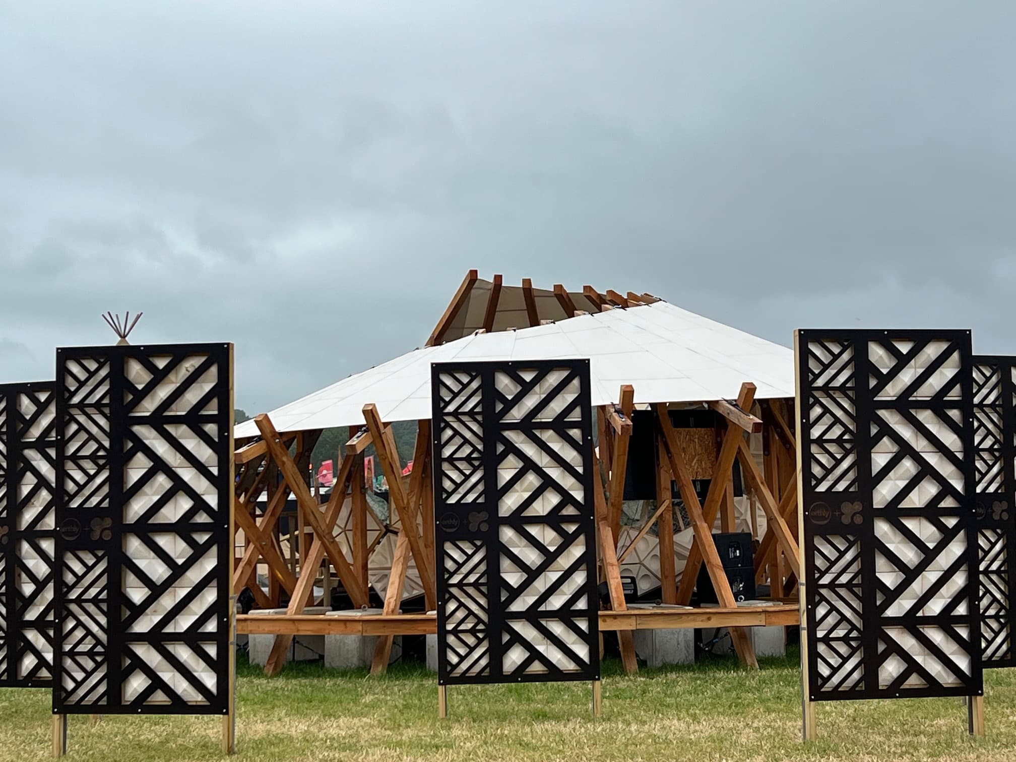 Silver Hayes at Glastonbury Festival using mycelium packaging